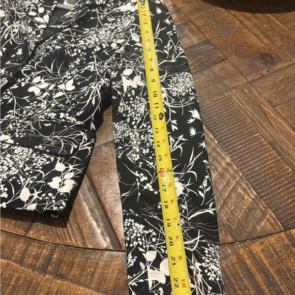 Villager Black and White Floral Blazer in size 6. Great condition! - Picture 13 of 13